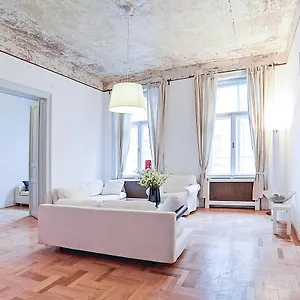Apartamento Beautiful 3 Bedroom In 7th District, Budapest